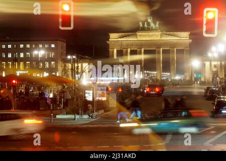 Brandenburger Tor von der Straße unter den Linden, Berlin, Deutschland Stockfoto