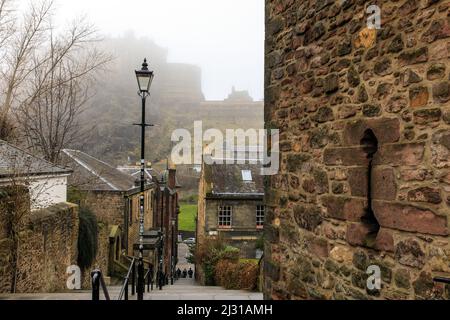Staircase on Flodden Wall and Edinburgh Castle in the Mist, Schottland, Großbritannien Stockfoto