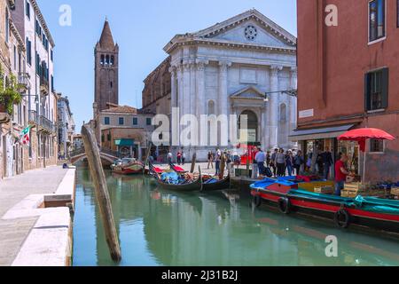 Venedig, Sestiere Dorsoduro, Fondamenta Gherardini, Campo San Barnaba, Gemüsemarkt Stockfoto