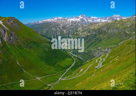 Blick vom Furkapass auf den Grimselpass mit den Berner Alpen, Kanton Uri/Wallis, Schweiz Stockfoto