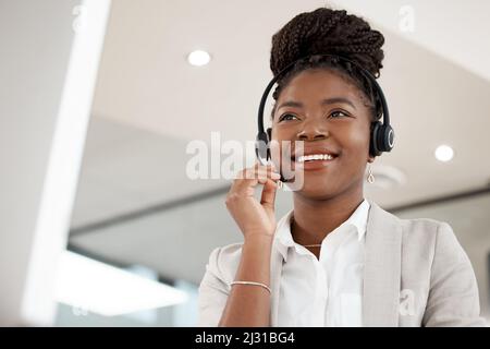 In einem Jahr könnten Sie sich wünschen, Sie hätten begonnen. Aufnahme einer jungen Geschäftsfrau, die in einem Büro an einem Computer arbeitet. Stockfoto