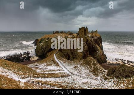 Düstere schwarze Wolken über Dunnottar Castle im Winter, Sturm, Nordsee, Ruine, Aberdeenshire, Schottland, Großbritannien Stockfoto