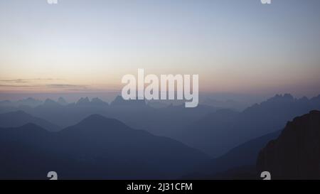 Weitblick vom Rifugio Coldai in der blauen Stunde vor Sonnenaufgang, Dolomiten, Südtirol, Italien Stockfoto