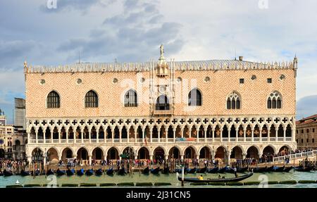 Blick vom Canal Grande auf den prunkvollen gotischen Palastkomplex des Palazzo Ducale (Doge &#39;s Palace) mit Ausstellungen und Führungen durch die Kammern, das Gefängnis und die Waffenkammer, Venedig, Italien, Europa Stockfoto