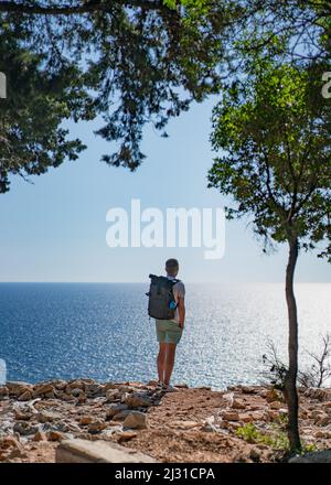 Der Mensch blickt von der Insel Lokrum auf die Adria vor Dubrovnik, Dalmatien, Kroatien. Stockfoto