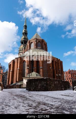 St. Peter Kirche in Riga, Lettland. Low-Angle-Aufnahme mit Schnee auf dem Boden Stockfoto