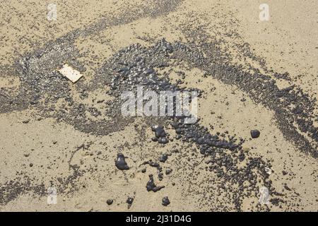 Ein Ölleck im Meer und ein Nebeneffekt am Strand von Mae ramphueng, Rayong Thailand Stockfoto