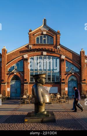 Kleine Statue von Toripolliisi auf dem Marktplatz, Oulo, Finnland Stockfoto