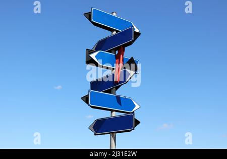 Leeres Richtungsschild auf blauem Himmel Hintergrund. Stockfoto