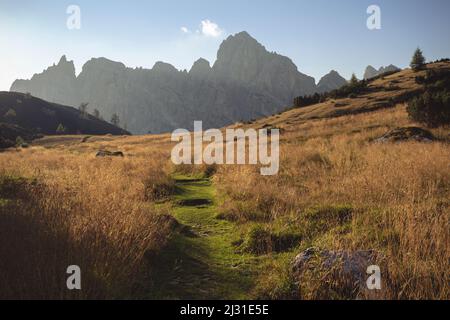 Blick auf das Castello Di Moschesin in der Abendsonne von der Rifugio Pramperet, Höhenweg 1, Dolomiten, Südtirol, Italien Stockfoto