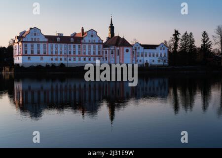 Das Schloss Neuhaus spiegelt sich im Abendlicht auf der Oberfläche des Gasthauses wider. Stockfoto