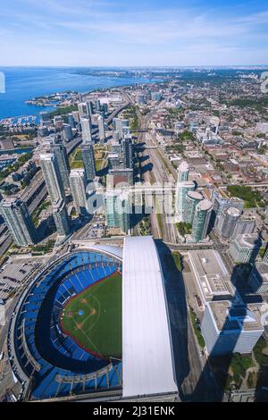 Toronto, Rogers Centre und Panorama mit Silhouette des CN Tower, Blick vom CN Tower Stockfoto