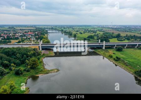 Wasserstraßenkreuz Magdeburg, Mittellandkanal führt über die Elbe, die längste Trogbrücke Europas, Hohenwarthe, Sachsen-Anhalt, Deutschland Stockfoto