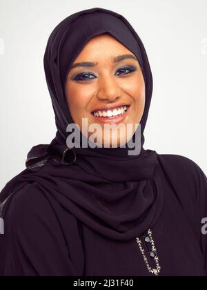 Ein Lächeln, das jedermanns Herz erleuchtet. Studioportrait einer jungen muslimischen Frau. Stockfoto