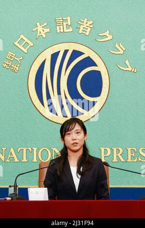 Tokio, Japan. 5. April 2022. Der japanische Eisschnellläufer Miho Takagi spricht während einer Pressekonferenz im Japan National Press Club in Tokio. Takagi gewann bei den Olympischen Winterspielen in Peking eine Goldmedaille in den 1.000 Metern der Frauen und drei Silbermedaillen. (Bild: © Rodrigo Reyes Marin/ZUMA Press Wire) Stockfoto