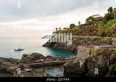 Blick vom Cinque Terre Dorf Manarola auf den Küstenwanderweg entlang der Klippen, Italien Stockfoto