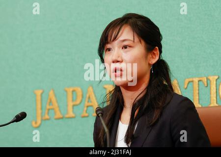 Tokio, Japan. 5. April 2022. Der japanische Eisschnellläufer Miho Takagi spricht während einer Pressekonferenz im Japan National Press Club in Tokio. Takagi gewann bei den Olympischen Winterspielen in Peking eine Goldmedaille in den 1.000 Metern der Frauen und drei Silbermedaillen. (Bild: © Rodrigo Reyes Marin/ZUMA Press Wire) Stockfoto