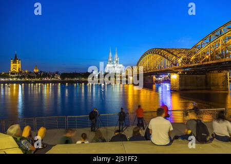 Köln, Stadtblick vom Rheinboulevard auf Groß St. Martin, historisches Rathaus, Museum Ludwig, Kölner Dom, Hohenzollernbrücke und Rhein Stockfoto