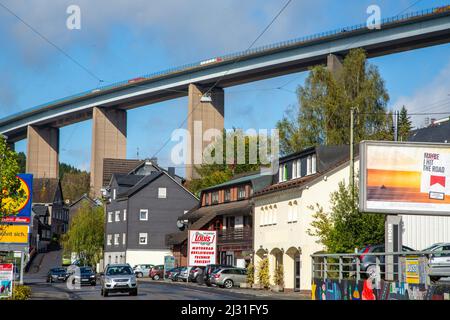 Die Eiserfelder Brücke, A45 kreuzt die Sieg über den Siegener Stadtteil Eiserfeld, deutsche Autobahn Stockfoto