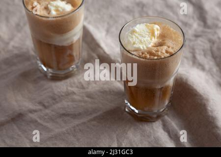 Hausgemachtes Eis schwimmt mit Cola. Süßes Erfrischungsgetränk, Seitenansicht. Stockfoto