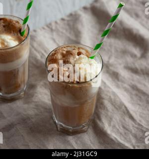 Hausgemachtes Eis schwimmt mit Cola. Süßes Erfrischungsgetränk, Seitenansicht. Stockfoto