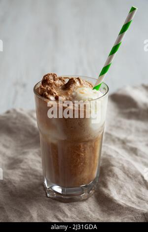 Hausgemachtes Eis schwimmt mit Cola. Süßes Erfrischungsgetränk, Seitenansicht. Stockfoto