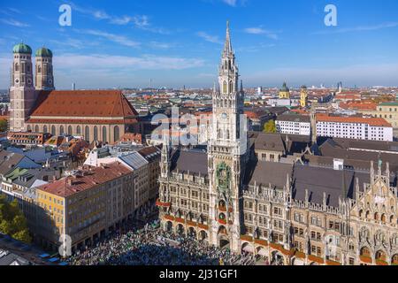 München, Altstadt, Marienplatz, Neues Rathaus, Frauenkirche, Blick vom Aussichtsturm St. Peter Stockfoto