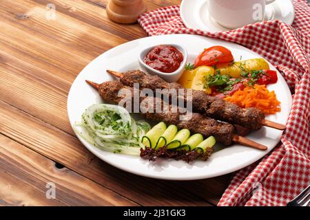 Köstlicher lula Kebab auf einem Holztisch Stockfoto