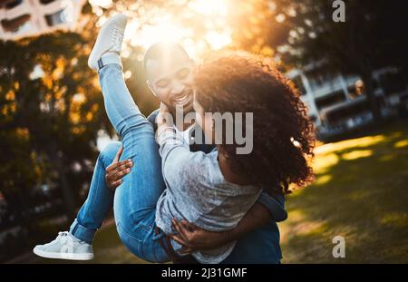 Alle ihre Tage machen zusammen Spaß. Aufnahme eines jungen Paares, das gemeinsam im Freien Spaß hat. Stockfoto