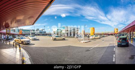 BERLIN, DEUTSCHLAND - 7. JUNI 2017: Passagiere und Autos in der Abhol- und Abgabezone des berliner Flughafens Berlin-Tegel. Stockfoto