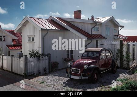 Schwedisches Haus im Dorf Klädesholmen auf der Schäreninsel Tjörn in Westschweden Stockfoto
