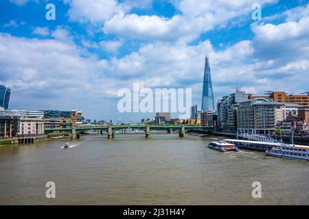 LONDON, Großbritannien - 17. JUNI 2017: Skyline von London auf der Themse, der Shard ist sichtbar, Boote auf dem Fluss. Stockfoto