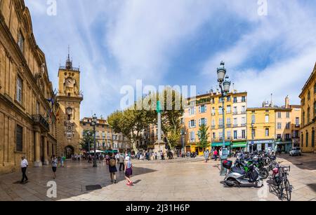 AIX EN PROVENCE, FRANKREICH - 11. AUG 2017: Besucher besuchen den zentralen Marktplatz mit dem berühmten Hotel de ville in Aix en Provence, Frankreich. Stockfoto