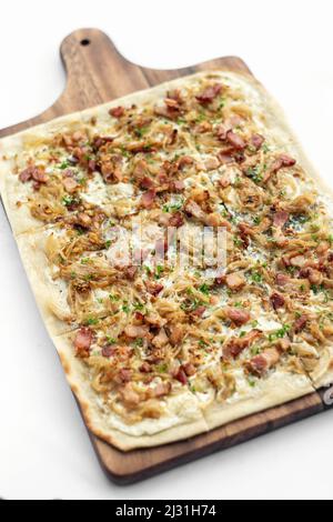 Flammkuchen tarte Flambee traditionelle deutsche elsässische Pizza mit Zwiebeln und Speck Stockfoto