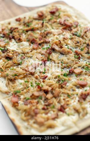 Flammkuchen tarte Flambee traditionelle deutsche elsässische Pizza mit Zwiebeln und Speck Stockfoto