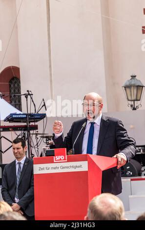 FRANKFURT, DEUTSCHLAND - 25. AUG 2017: Kandidat für die deutsche Kanzlerin Martin Schulz hält eine Rede vor seinem Publikum in Frankfurt am Römerplatz. Stockfoto