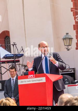 FRANKFURT, DEUTSCHLAND - 25. AUG 2017: Kandidat für die deutsche Kanzlerin Martin Schulz hält eine Rede vor seinem Publikum in Frankfurt am Römerplatz. Stockfoto