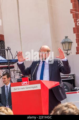 FRANKFURT, DEUTSCHLAND - 25. AUG 2017: Kandidat für die deutsche Kanzlerin Martin Schulz hält eine Rede vor seinem Publikum in Frankfurt am Römerplatz. Stockfoto