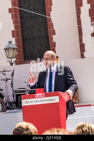 FRANKFURT, DEUTSCHLAND - 25. AUG 2017: Kandidat für die deutsche Kanzlerin Martin Schulz hält eine Rede vor seinem Publikum in Frankfurt am Römerplatz. Stockfoto