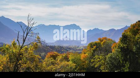 Herrliche Aussicht nicht weit vom Guglhör-gut über den Murnauer Moos auf die Wettersteingebirge im Oktober, Murnau, Bayern, Deutschland Stockfoto