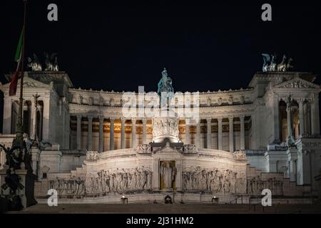 Das Nationaldenkmal Viktor Emanuel II bei Nacht Rom Italien Stockfoto