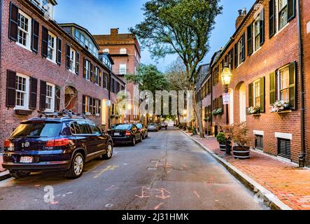 BOSTON, USA - SEP 12, 2017: Das alte Downtown-Viertel von Boston mit 3 Stockwerken und Familienhäusern bei Nacht vermittelt noch immer den Eindruck des alten viktorianischen Lebens Stockfoto