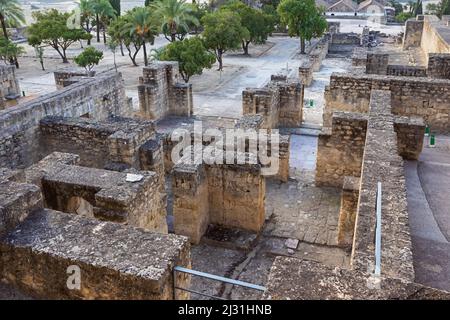 Blick auf die Ruinen der Medina Azahara, einer archäologischen Stätte außerhalb von Cordoba Stockfoto