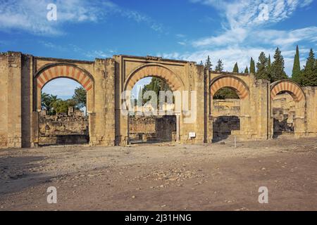 Blick auf den großen östlichen Portikus in Medina Azahara, eine archäologische Stätte etwas außerhalb von Cordoba Stockfoto