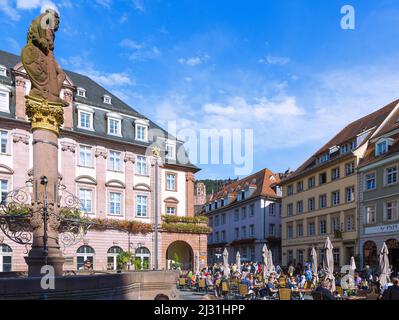 Heidelberg; Marktplatz, Rathaus, Hercules-Brunnen, Menschen im Straßencafé Stockfoto