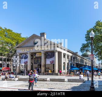 BOSTON, USA - SEP 12, 2017: Die Menschen besuchen den Quincy Market in der Innenstadt von Boston am Freedom Trail. Stockfoto