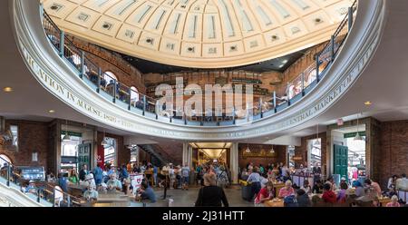 BOSTON, USA - SEP 12, 2017: Die Menschen besuchen den Quincy Market in der Innenstadt von Boston am Freedom Trail. Stockfoto