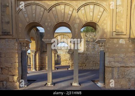 Drei Bögen am Eingang der oberen basilischen Halle in Medina Azahara, einer archäologischen Stätte außerhalb von Cordoba Stockfoto