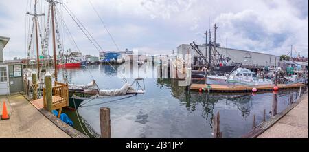 GLOUCESTER, USA - SEP 14, 2017: Große Hallen und Boote im Hafengebiet für die Hummerfischerei in Gloucester und Parkplatz, USA. Stockfoto