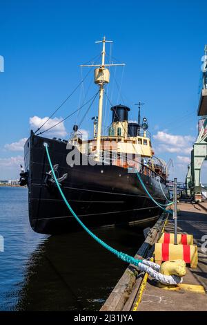 Eisbrecher Tarmo im Hafen vor dem Maritime Center Vellamo, Kotka, Finnland Stockfoto